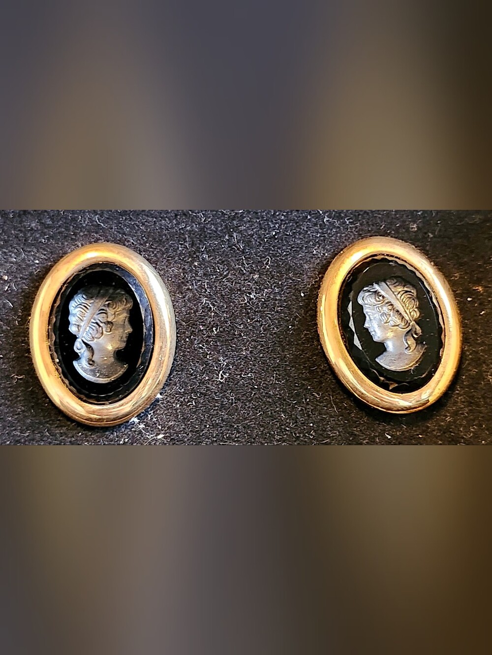 Vintage Sarah Coventry "Midnight Cameo" Earrings in Original Box - Picture 2 of 3